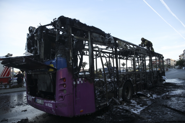 Sultangazi'de seyir halindeki özel halk otobüsünde yangın